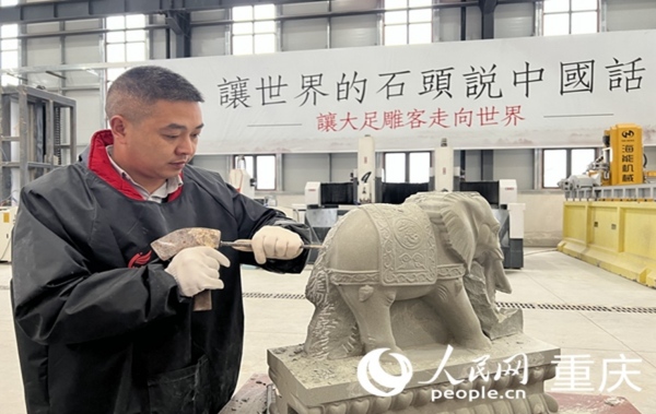 楊聲才在雕刻石雕作品。人民網(wǎng) 胡虹攝