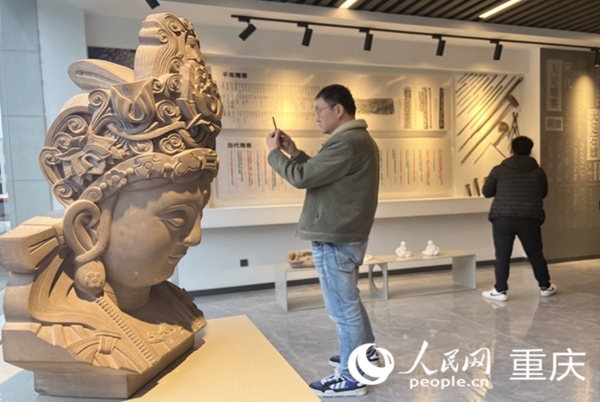 采訪團記者拍攝石雕作品。人民網(wǎng) 胡虹攝