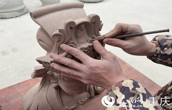 石雕工匠在精雕石像。人民網(wǎng) 胡虹攝