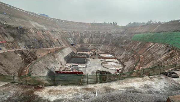                                           長江“牽手”?嘉陵江?渝西水資源配置工程惠澤千萬家                            焦磊 胡虹 2023年02月21日                             二月底的渝西，細(xì)雨蒙蒙。在重慶市江津區(qū)油溪鎮(zhèn)金剛社區(qū)長江左岸，一個80余米的大坑深嵌于起伏的小山丘之中，無數(shù)粗細(xì)不一的管線整齊密織著坑底，宛若一張地毯。泥罐車噴出股股泥龍，施工車輛揮舞著機(jī)械臂，沿著坑壁通道盤旋而下，施工團(tuán)隊正在坑底有條不紊地進(jìn)行著各項施工作業(yè)。                【詳細(xì)】                           