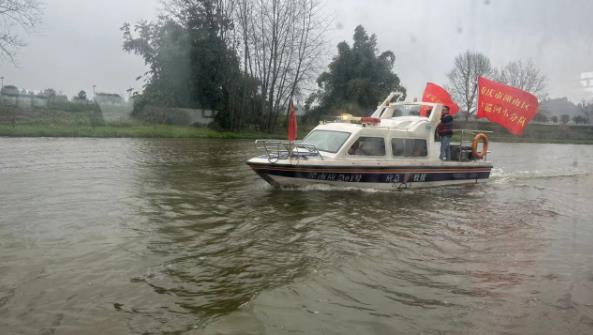                                           共筑長江上游生態(tài)屏障?川渝“攜手”共建瓊江幸福河                            焦磊 胡虹 2023年02月23日                            日前，“走進(jìn)區(qū)域看發(fā)展 川渝奮楫譜新篇”網(wǎng)上主題宣傳活動采訪團(tuán)來到重慶市潼南區(qū)崇龕鎮(zhèn)，與川渝河長制川渝聯(lián)合河長辦的工作人員一起巡查瓊江。蒙蒙細(xì)雨中，采訪團(tuán)乘船穿梭在瓊江之上，兩岸點綴著成片的油菜花田，隨風(fēng)吹來陣陣清香。                【詳細(xì)】                           