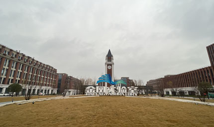                                           點燃“科創(chuàng)引擎” 西部（重慶）科學(xué)城加快打造高能級創(chuàng)新平臺                            胡虹 焦磊 2023年02月22日                             鳳棲湖畔，科學(xué)城央。這里坐落著重慶實驗室的“新樣板”、國家實驗室的“生力軍”，舉全市之力高標(biāo)準(zhǔn)、高起點打造的金鳳實驗室。金鳳實驗室占地面積128畝，5棟樓呈U型布局，總建筑面積13.5萬平方米。樓宇之間的空中連廊將彼此串聯(lián)在一起，形成一個整體，成為西部（重慶）科學(xué)城的新地標(biāo)。                【詳細(xì)】                           