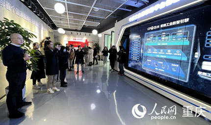                                           重慶九龍坡：數(shù)字賦能 傳統(tǒng)制造業(yè)加快轉(zhuǎn)型升級                            胡虹 焦磊 2023年02月22日                             2月21日，“走進(jìn)區(qū)域看發(fā)展·川渝奮楫譜新篇”網(wǎng)上主題宣傳采訪團(tuán)走進(jìn)中西部首個國家級跨行業(yè)跨領(lǐng)域工業(yè)互聯(lián)網(wǎng)平臺——重慶忽米網(wǎng)絡(luò)科技有限公司（以下簡稱忽米科技），感受數(shù)字賦能工業(yè)，給傳統(tǒng)制造業(yè)帶來的巨大改變。                【詳細(xì)】                           