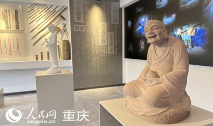                                           重慶大足：讓石刻“說話” 讓雕客“生根”                            胡虹 焦磊 2023年02月23日                              大足石刻位于重慶市大足區(qū)境內(nèi)，是唐、五代、宋時所鑿造，明、清兩代亦續(xù)有開鑿?，F(xiàn)為世界文化遺產(chǎn)，世界八大石窟之一。在大足石刻1300余年傳承過程中，形成了獨具地方特色的石雕技藝，孕育了一大批優(yōu)秀的雕刻工匠，“雕刻經(jīng)濟(jì)”歷經(jīng)千年而不衰。大足石雕匠人群體被業(yè)界稱為“大足雕客”。                【詳細(xì)】                           