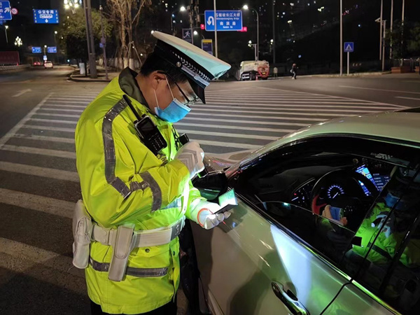 警方在街頭巡查。南岸區(qū)公安分局供圖