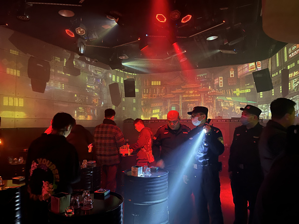 警方在酒吧巡查。江北區(qū)公安分局供圖