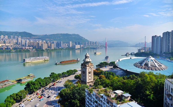 長江萬州段，黃金水道船來船往。付作僑攝