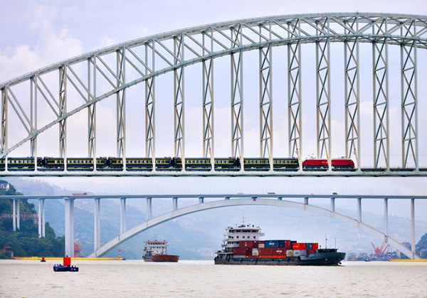 長江萬州段，鐵水聯(lián)運運輸繁忙。付作僑攝