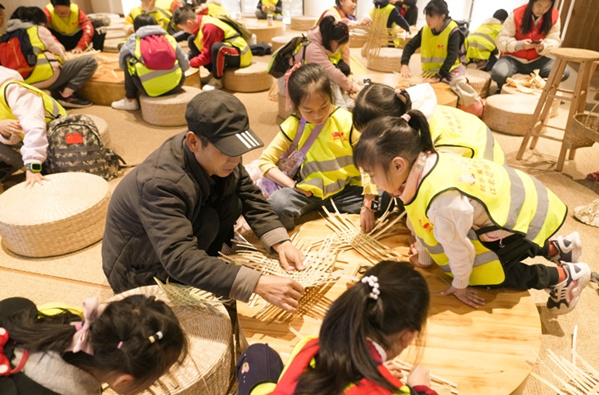 孩子們學習竹編技藝。共青團江北區(qū)委供圖