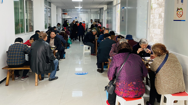 老人們在社區(qū)小食堂有序用餐。朱丹攝