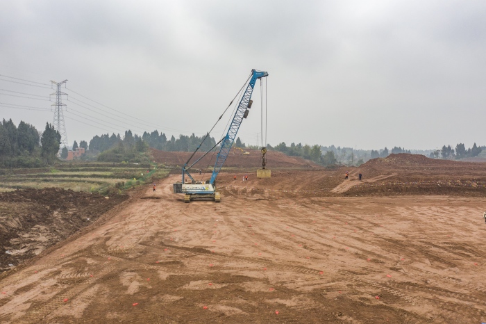 銅梁1000千伏變電站A4區(qū)域正在進(jìn)行強(qiáng)夯施工作業(yè)。國(guó)網(wǎng)重慶市電力公司供圖