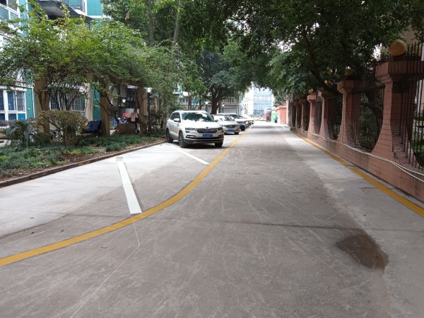 治理后的堤岸春曉小區(qū)消防通道。何容攝