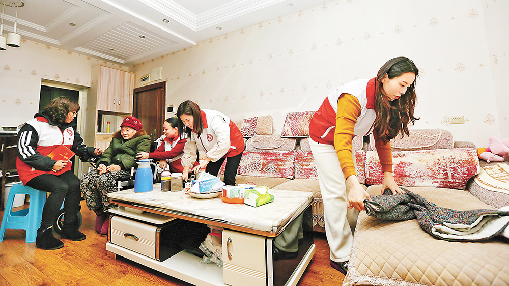 三月一日，萬盛經(jīng)開區(qū)北一社區(qū)，社區(qū)“紅色管家”走進(jìn)空巢老人家中提供志愿服務(wù)，與老人拉家常。通訊員 王瀘州 攝\視覺重慶