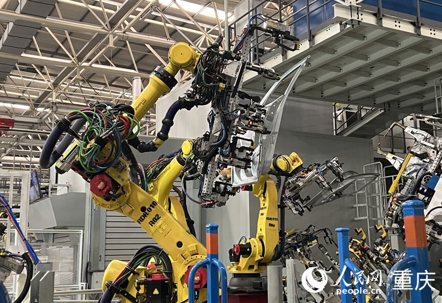 賽力斯兩江智慧工廠內(nèi)機械有序地工作。人民網(wǎng) 胡虹攝