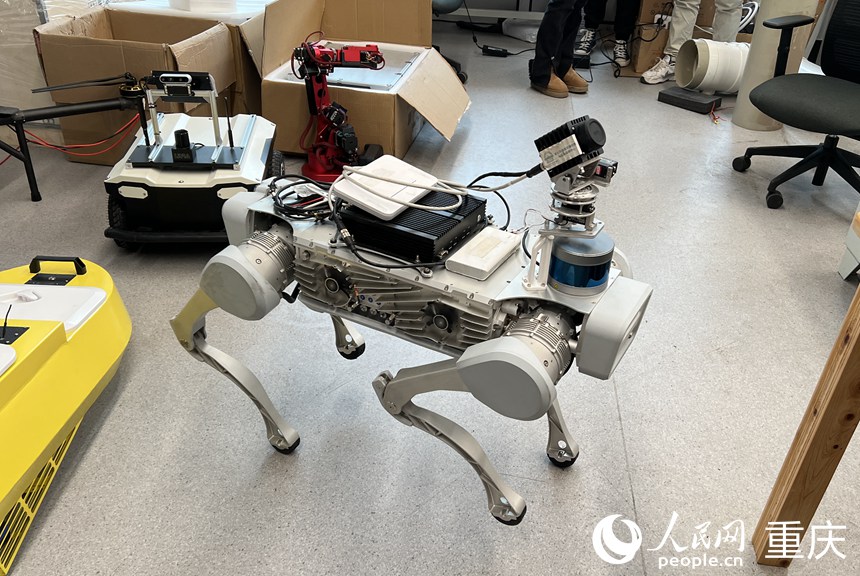 智能巡檢仿生機器狗。人民網(wǎng) 胡虹攝