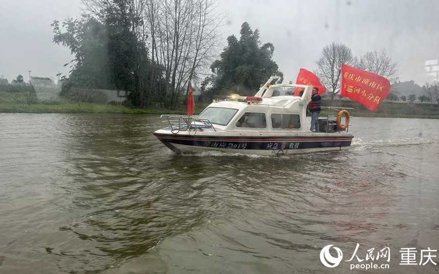 川渝聯(lián)合河長辦的工作人員正在巡查瓊江。人民網(wǎng) 焦磊攝