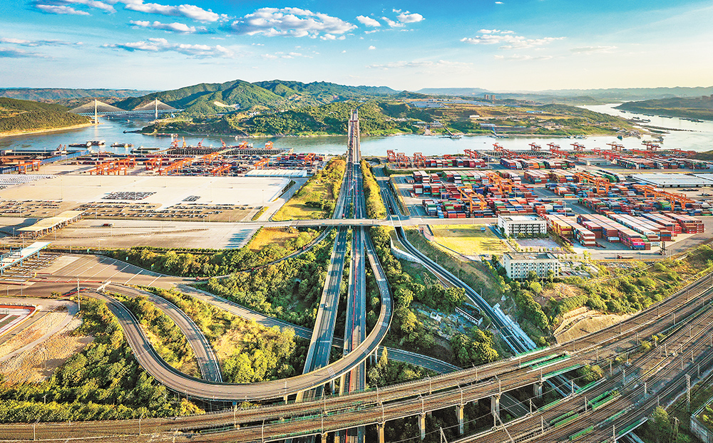 重慶果園港，無人化、智慧化的集裝箱碼頭。（攝于2022年8月14日） 首席記者 龍帆 實(shí)習(xí)生 尹詩語 攝/視覺重慶