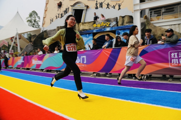 高跟鞋彩色跑現(xiàn)場。景區(qū)供圖