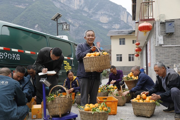 毛相林代表（中）。重慶市人大供圖