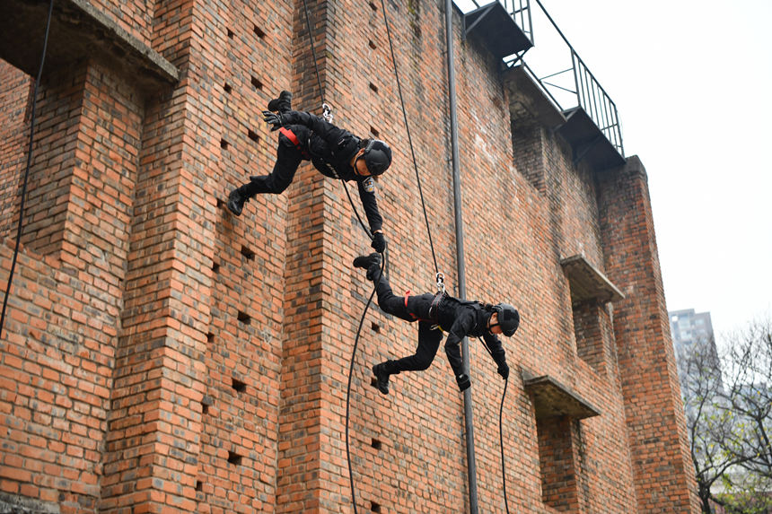 3月6日，高空索降訓(xùn)練中的重慶女特警。鄒樂攝