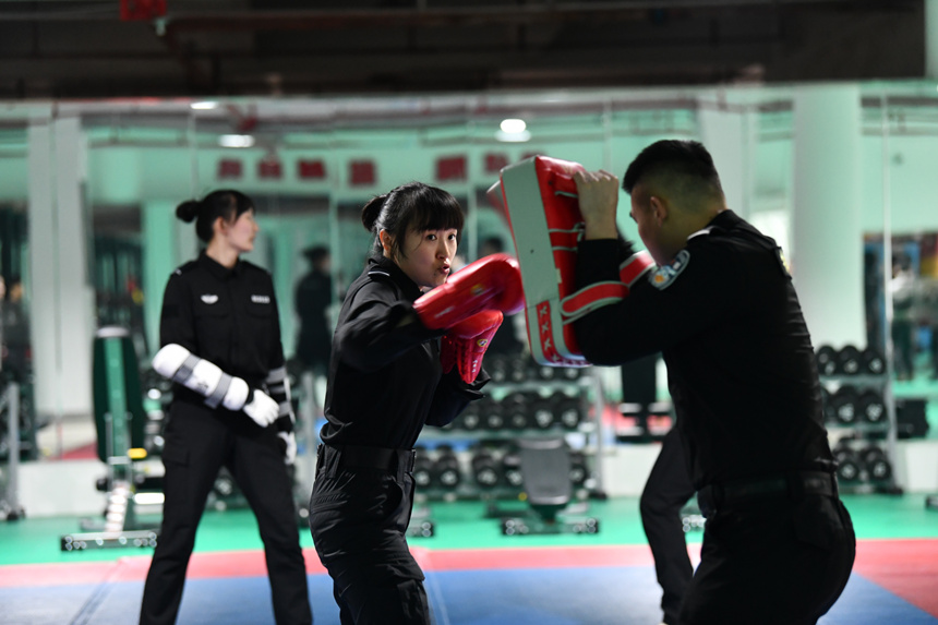 女特警格斗對(duì)抗訓(xùn)練。鄒樂(lè)攝