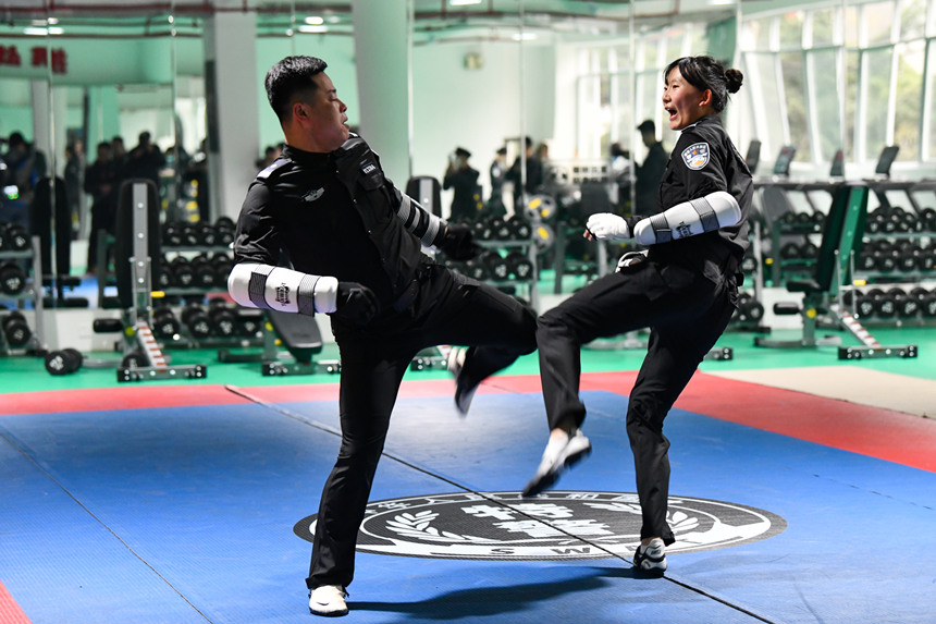 女特警格斗對抗訓(xùn)練。鄒樂攝