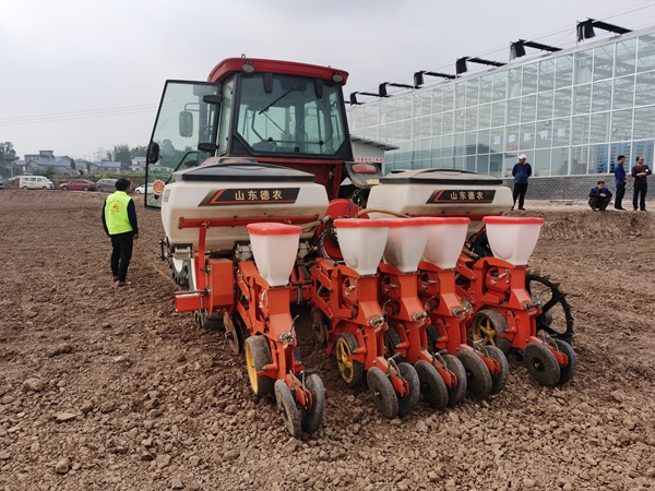 農(nóng)機(jī)作業(yè)。重慶市農(nóng)業(yè)農(nóng)村委供圖