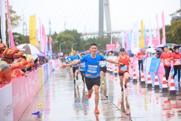 奔跑中的參賽選手?；顒?dòng)組委會(huì)供圖