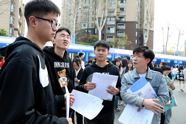 老師現(xiàn)場就業(yè)指導(dǎo)。葉澤陽攝