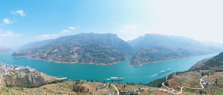 長江豪華游輪行駛在重慶市巫山縣曲尺鄉(xiāng)境內(nèi)。盧先慶攝