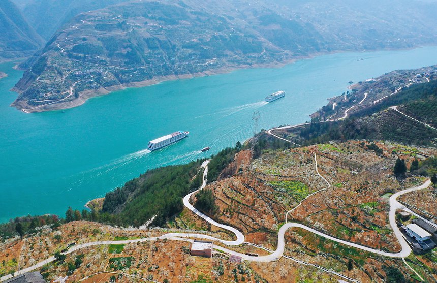 長江豪華游輪行駛在重慶市巫山縣曲尺鄉(xiāng)境內(nèi)。盧先慶攝