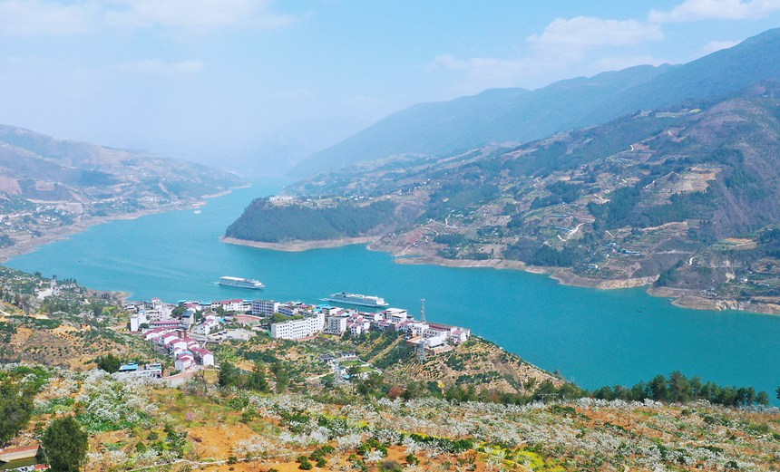 長(zhǎng)江豪華游輪行駛在重慶市巫山縣曲尺鄉(xiāng)境內(nèi)。盧先慶攝