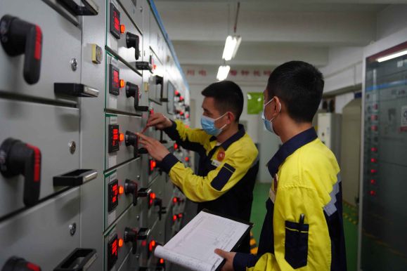 機電專家在配電機房巡檢。重慶萬科供圖