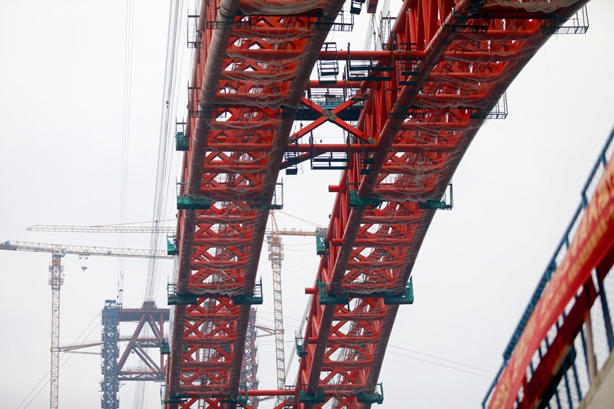 渝湘復(fù)線高速公路雙堡特大橋主拱合龍。渝湘復(fù)線高速有限公司供圖