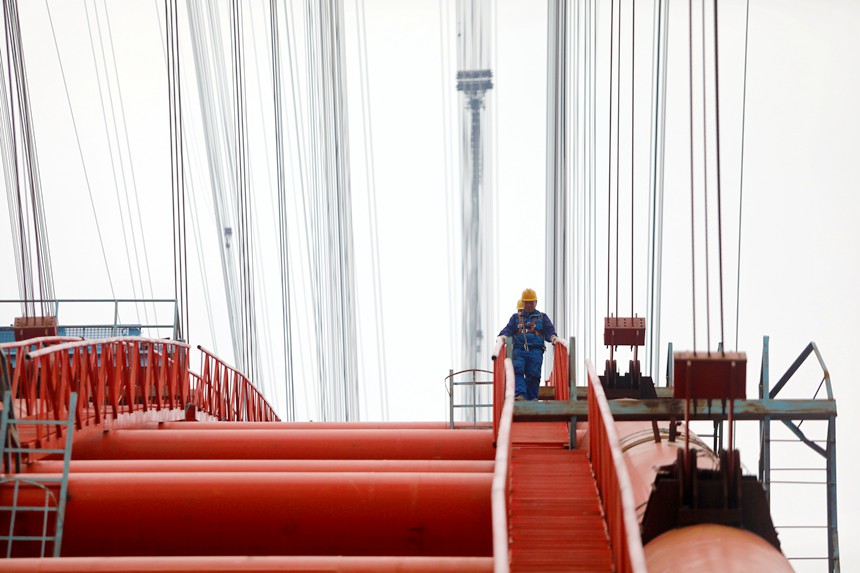 渝湘復(fù)線高速公路雙堡特大橋主拱合龍。渝湘復(fù)線高速有限公司供圖