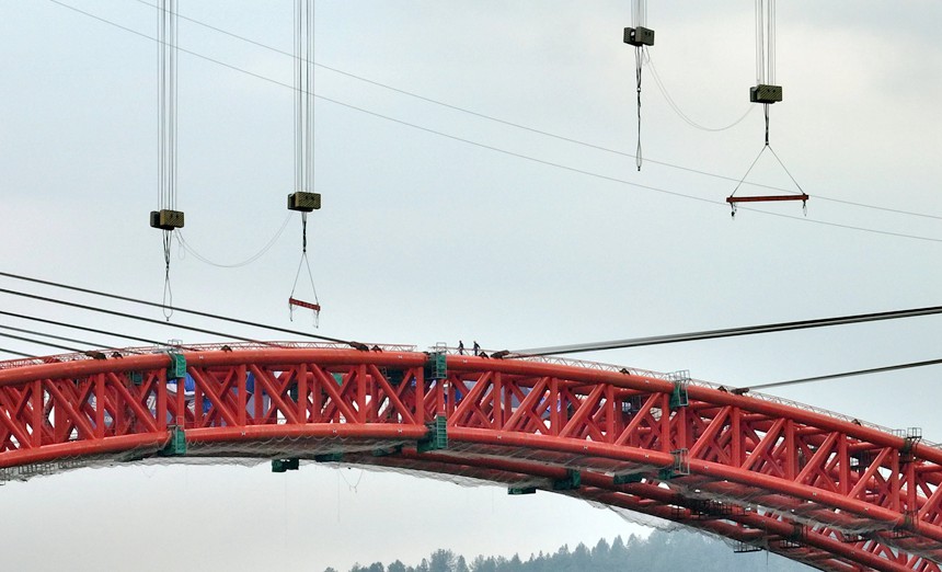 渝湘復(fù)線高速公路雙堡特大橋主拱合龍。渝湘復(fù)線高速有限公司供圖