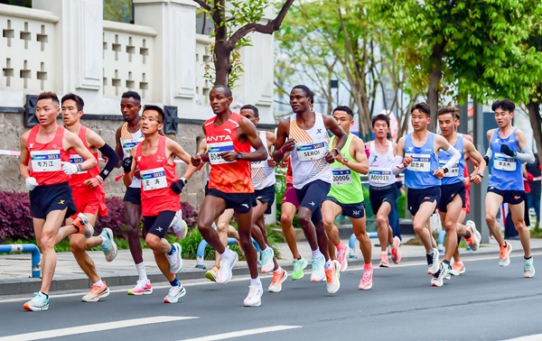參賽選手在奮力奔跑。長安汽車供圖