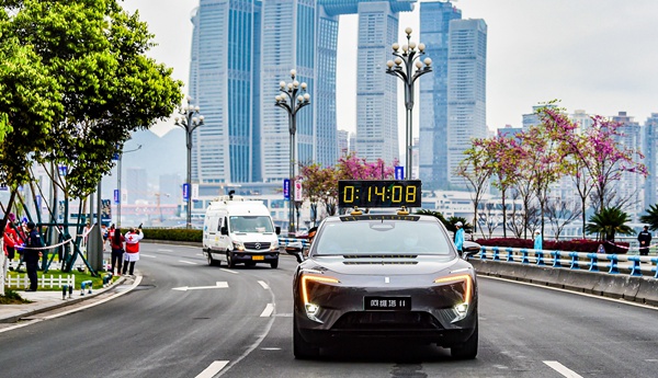 2023長安汽車重慶馬拉松現場，3臺電機版阿維塔11組隊領航。長安汽車供圖