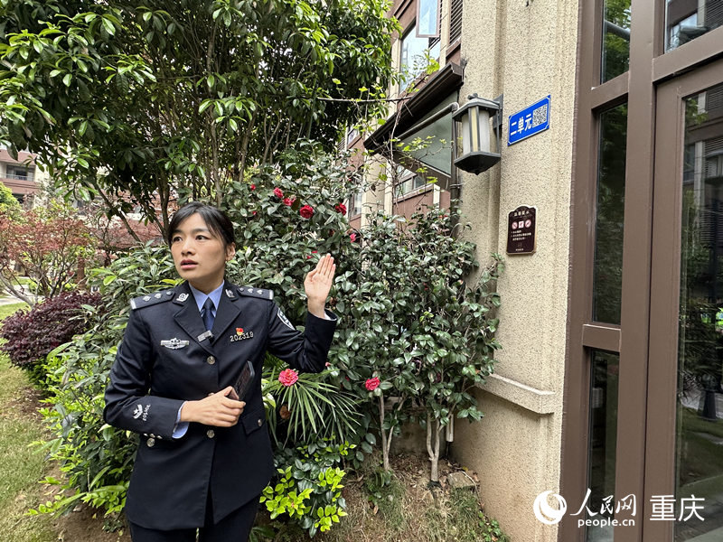 民警薛丹丹介紹“智慧門牌一碼通”功能。人民網(wǎng) 劉政寧攝