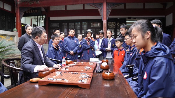 聶衛(wèi)平與重慶青少年棋手過招。重慶一中供圖