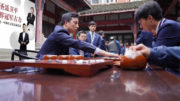 古力與重慶青少年棋手過招。重慶一中供圖