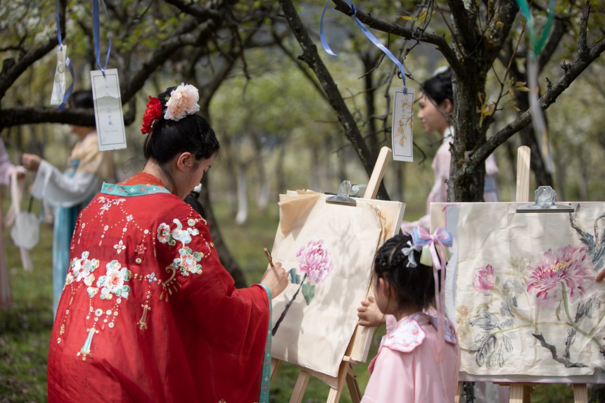 游客們身著古裝暢游梨園。胡程攝
