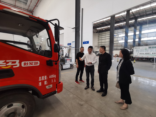 沙坪壩區(qū)交通局黨委書記、局長張玉林（右二）調(diào)研轄區(qū)冷鏈物流企業(yè)。沙坪壩區(qū)交通局供圖