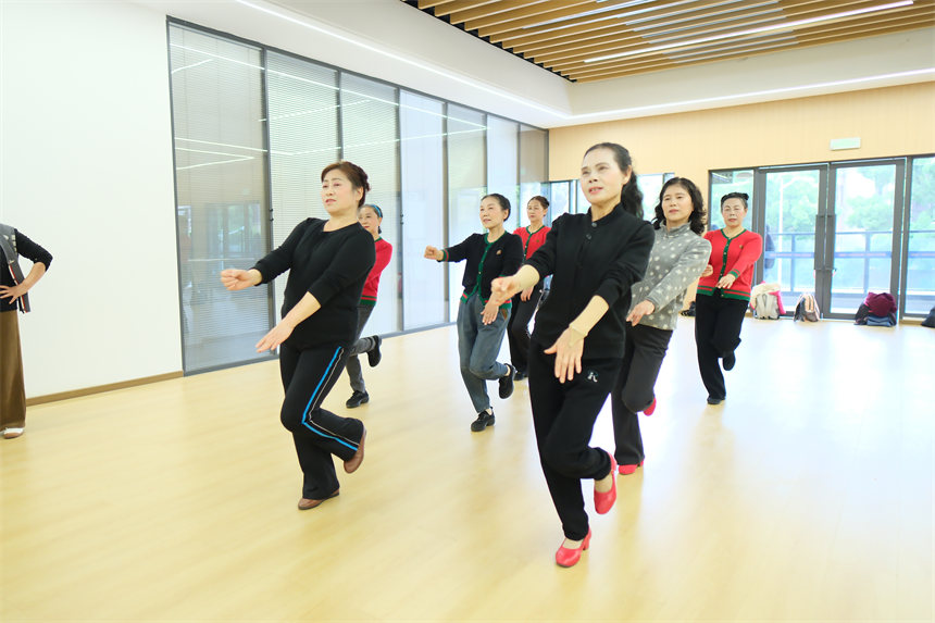 南岸區(qū)老年大學(xué)銅元局分校，舞蹈班老人學(xué)習(xí)民族舞。郭旭攝