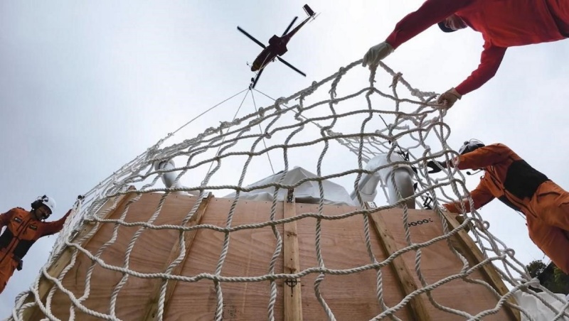 地面人員在料場進(jìn)行物資吊裝準(zhǔn)備。李濤攝