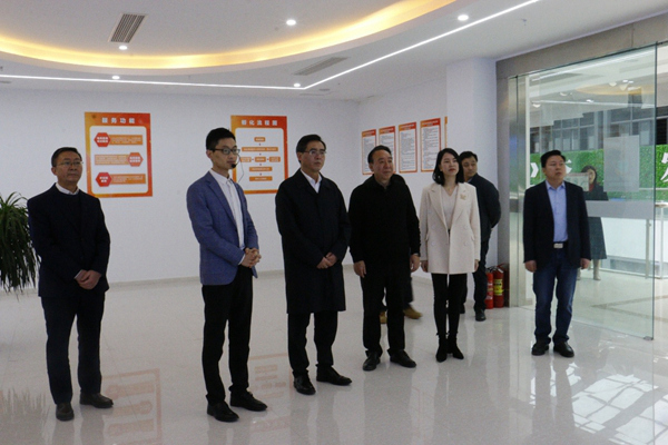 重慶市人力社保局副局長夏楊松率導(dǎo)師團(tuán)實地調(diào)研墊江縣電商直播創(chuàng)業(yè)孵化基地。重慶市人力社保局供圖