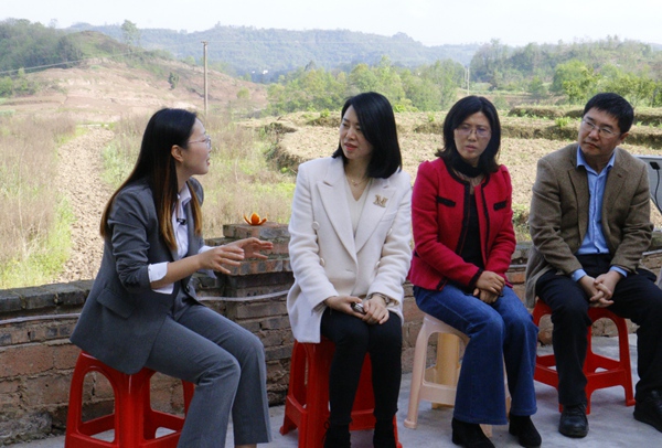 導(dǎo)師服務(wù)團(tuán)一行在包家鎮(zhèn)小山村與女支書游莉交流。重慶市人力社保局供圖
