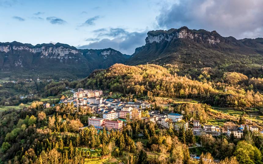 南川區(qū)德隆鎮(zhèn)集鎮(zhèn)街道璀璨如畫(huà)。瞿明斌攝