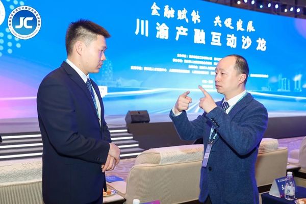 田野(右一)參與現(xiàn)場活動。重慶市人力資源開發(fā)服務中心供圖