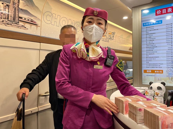 列車長張婷婷將現(xiàn)金交還乘客。重慶客運(yùn)段供圖